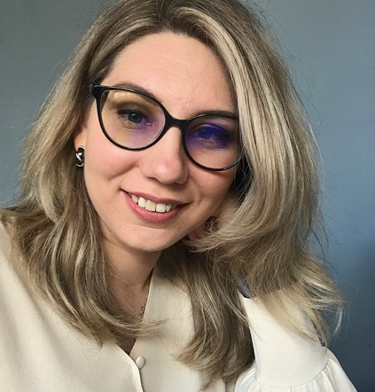 Headshot of joymaker Ellen
